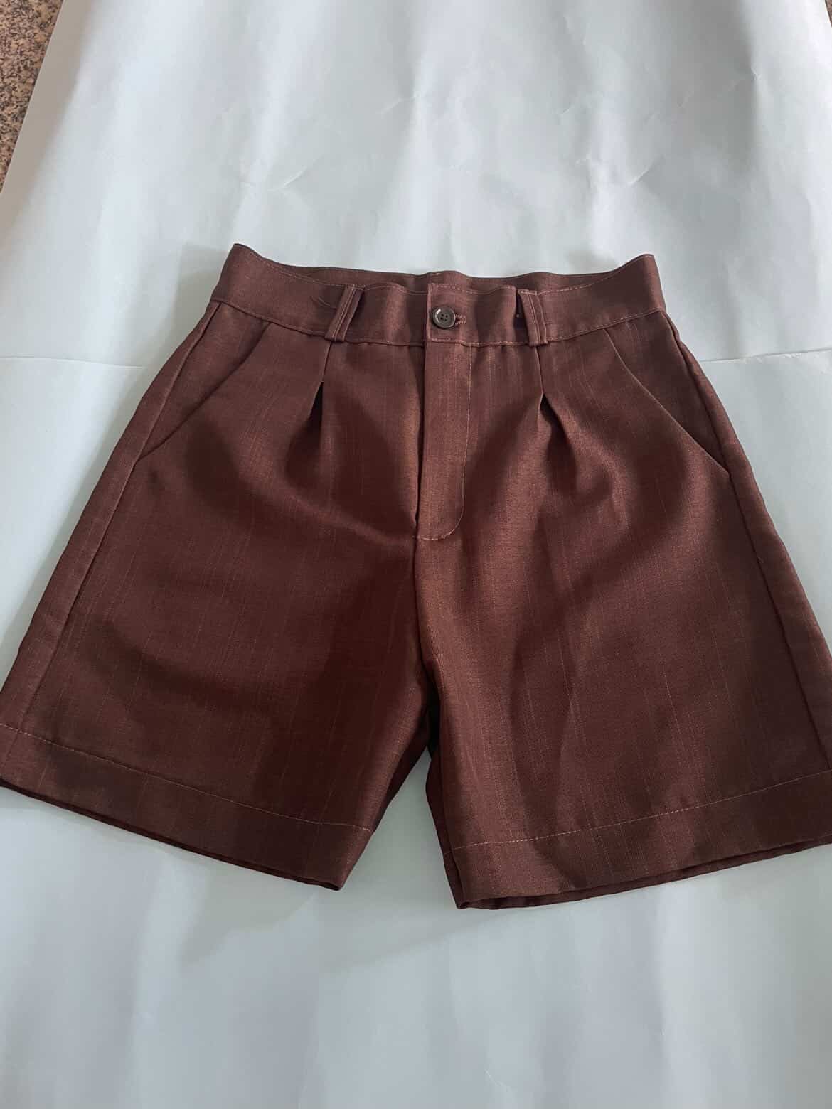 short de alfaiataria, marrom.