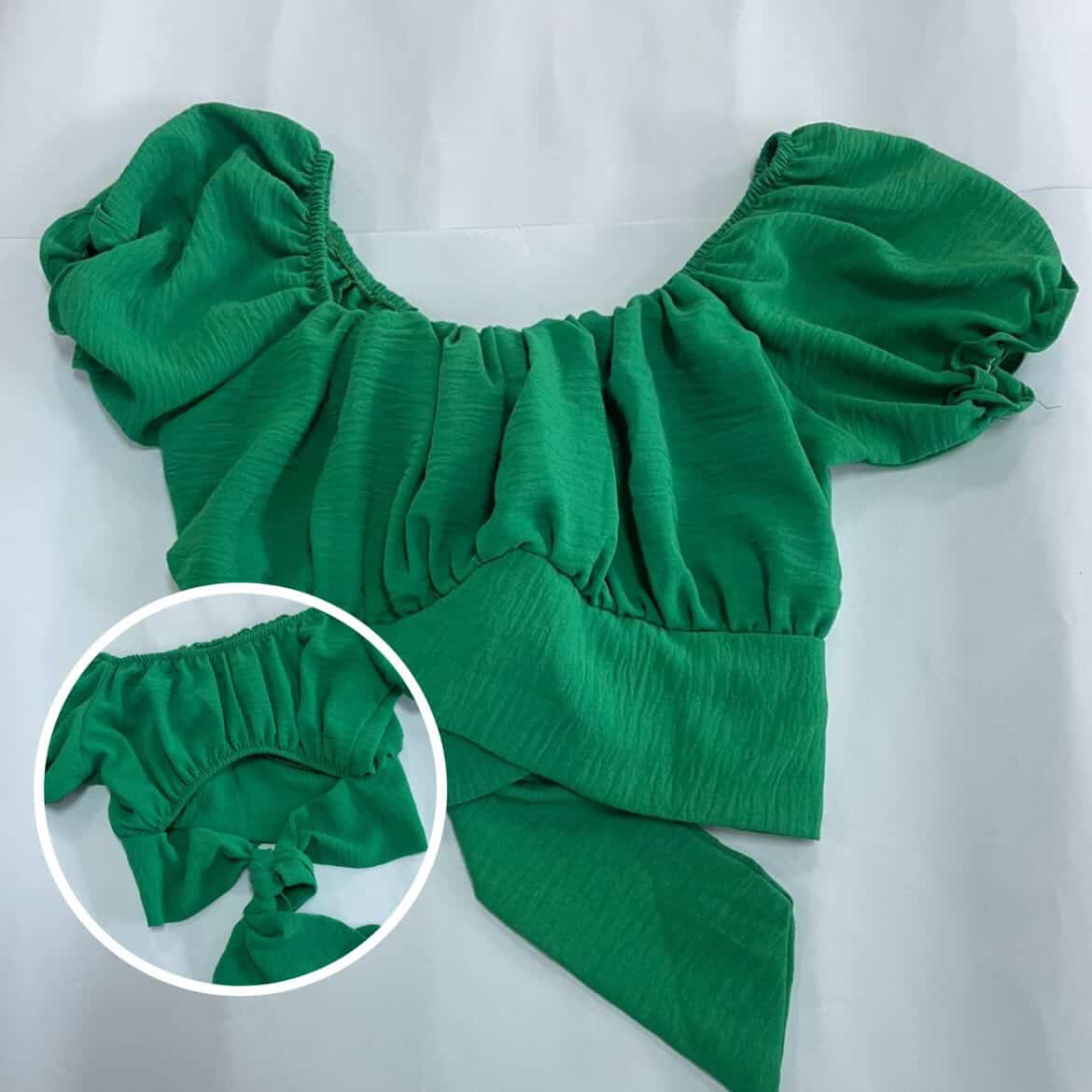 blusa verde, com amarração nas costas