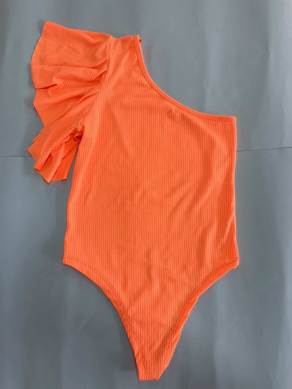 body laranja , com uma manga, veste do p ao m.