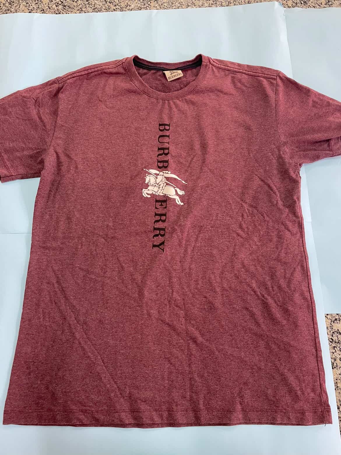 camisa vinho Burberry.