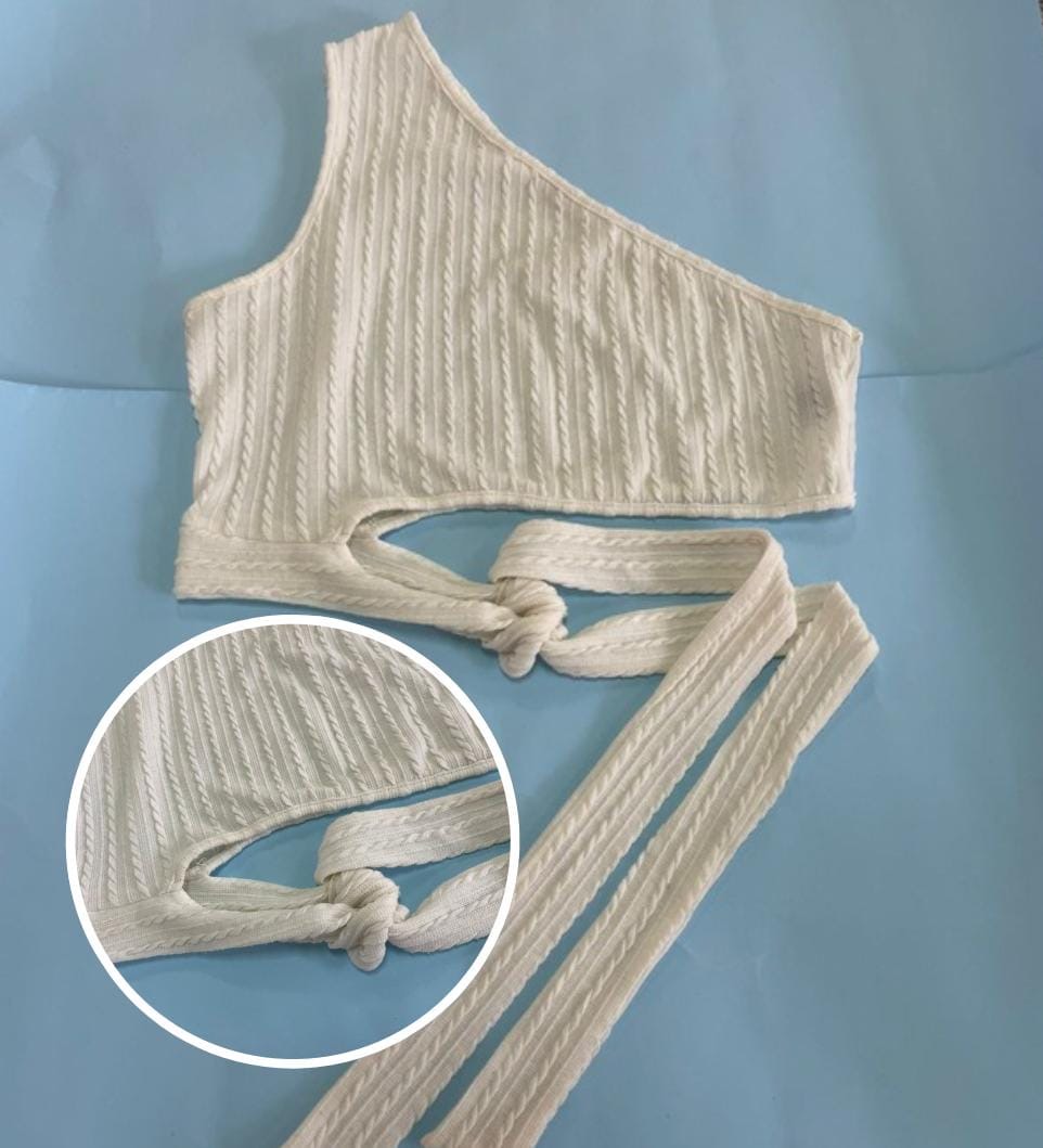 Blusa branca com detalhe de amarração na cintura