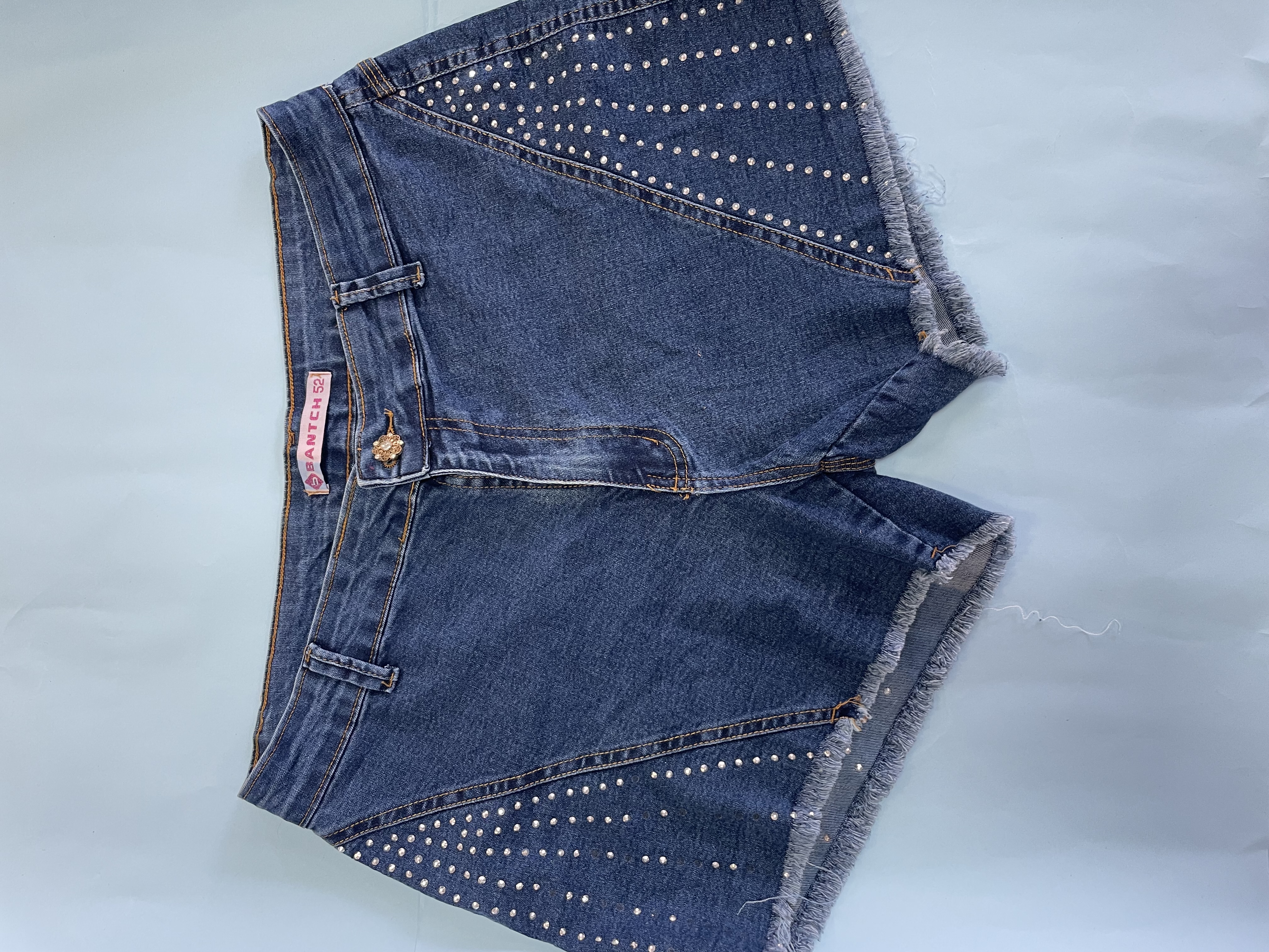 Short jeans com pedrinhas