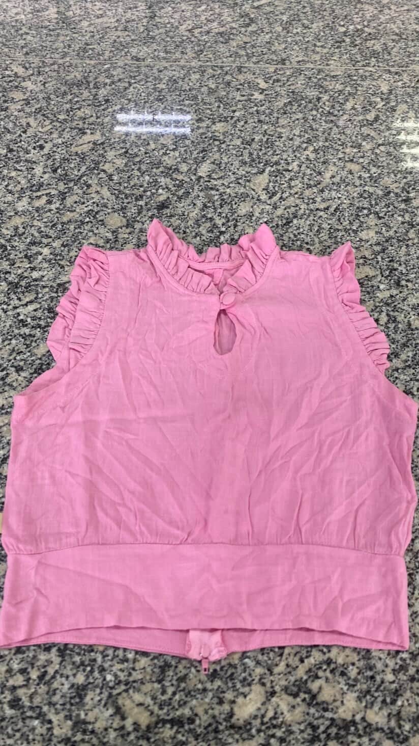 blusa rosa, com detalhe na frente