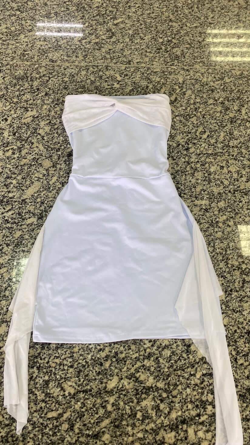vestido branco, mas amarração na cintura e detalhes soltos