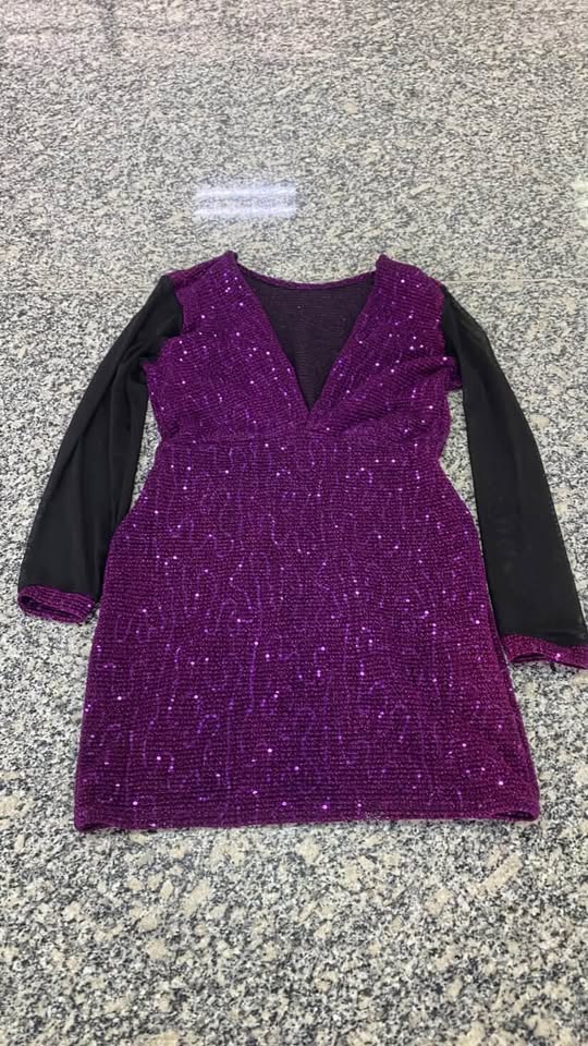 Vestido de paetê roxo com tule nas mangas