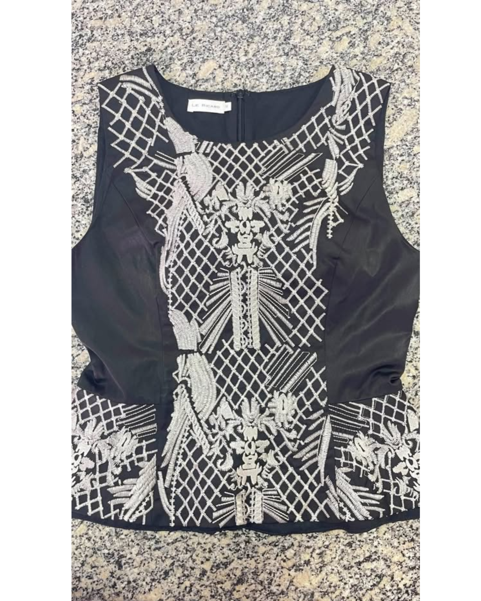 blusa preta com detalhes branco