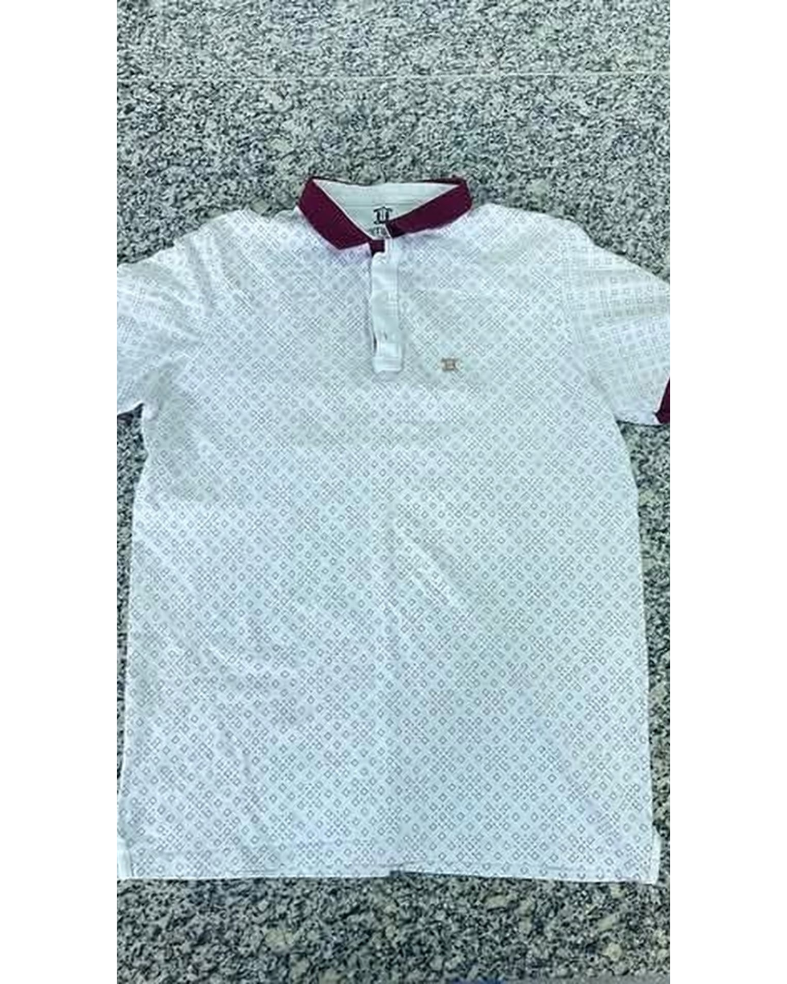 camisa branca, gola polo, com estampa